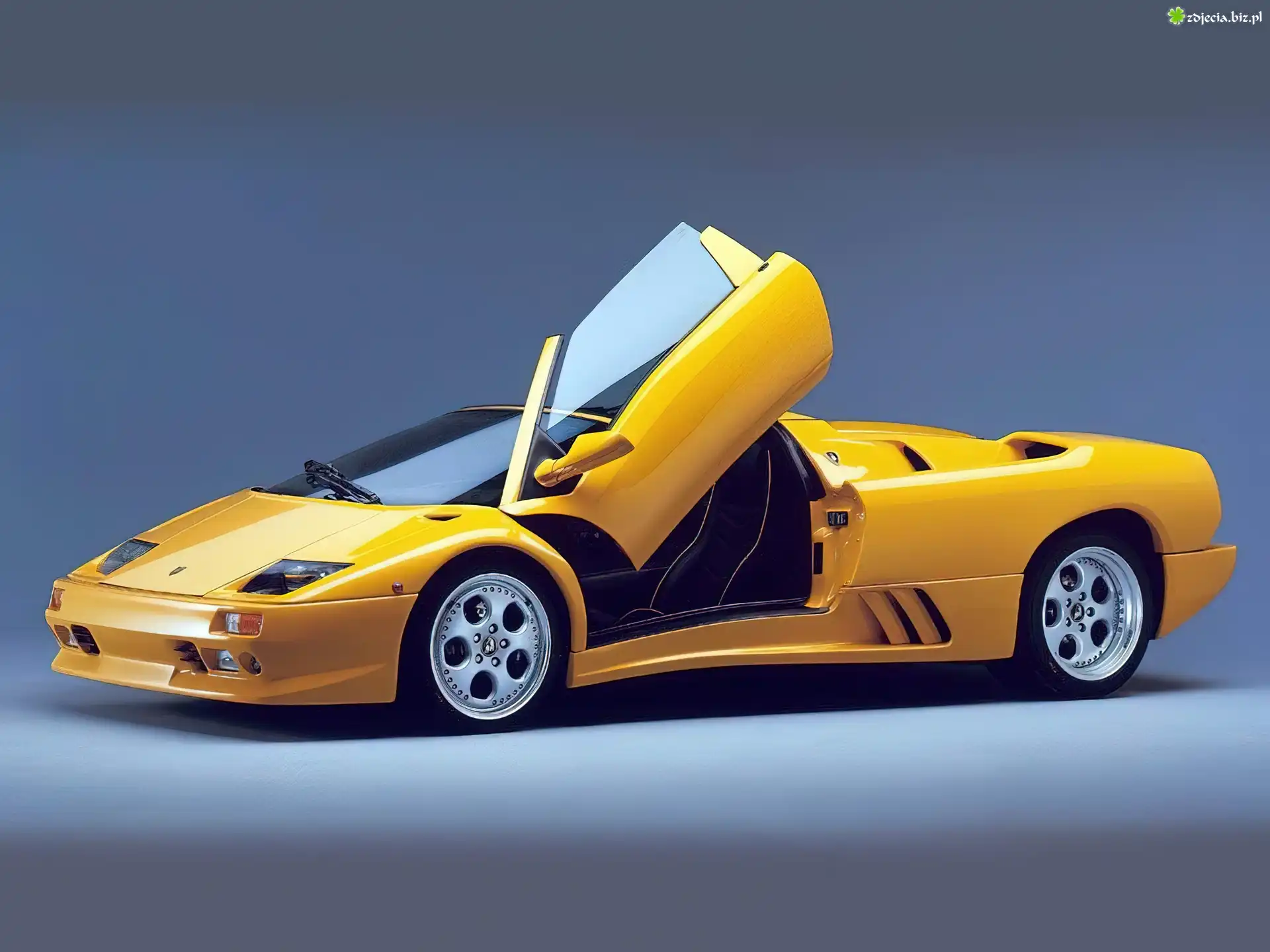 Lamborghini Diablo, Unoszone, Drzwi