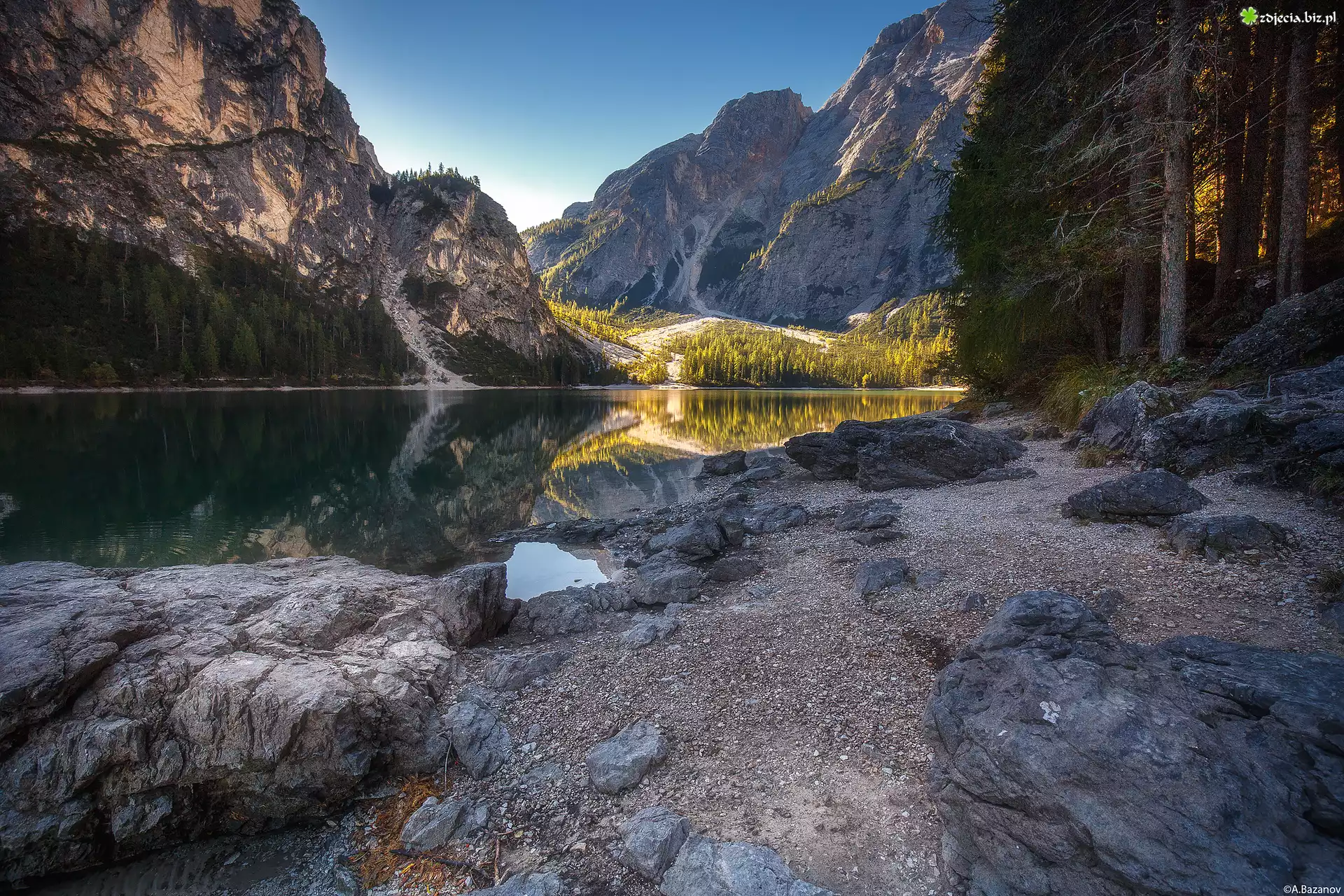 Włochy, Dolomity, Tyrol Południowy, Jezioro Pragser Wildsee, Góry, Las