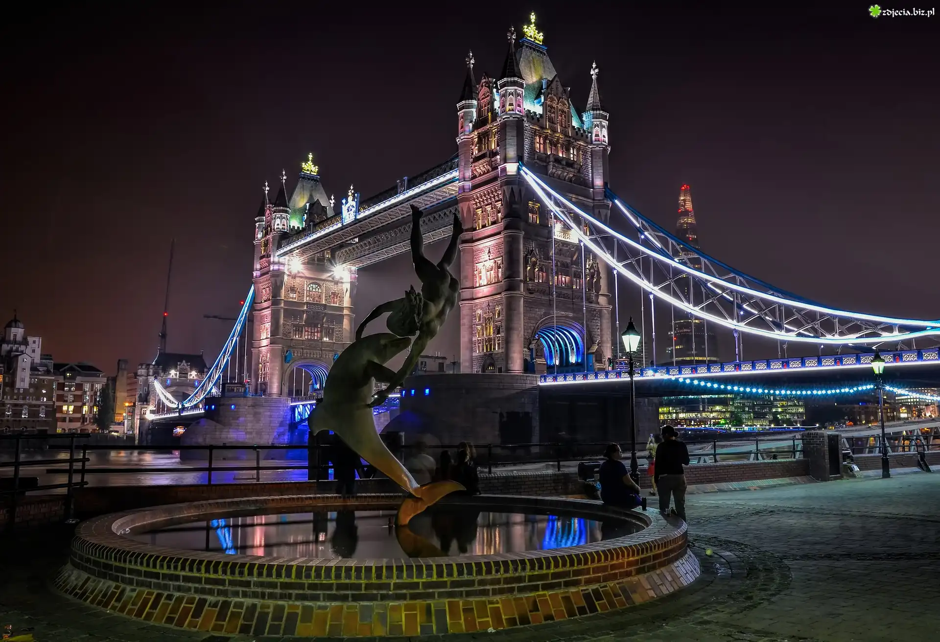 Girl with a Dolphin, statue, Tower Bridge, noc, Londyn