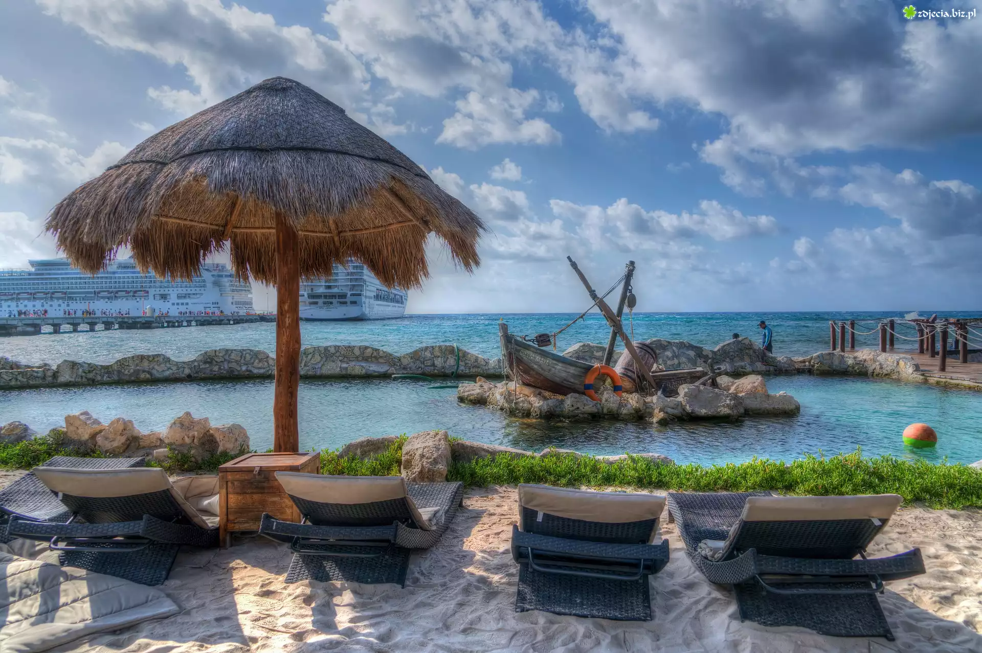 Meksyk, Stan Quintana Roo, Costa Maya, Plaża, Leżaki, Parasol, Łódka, Statki, Morze Karaibskie