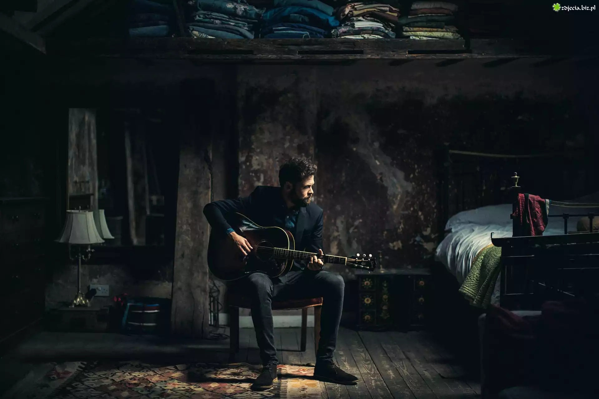 Mike Rosenberg, Piosenkarz, Gitara, Wnętrze