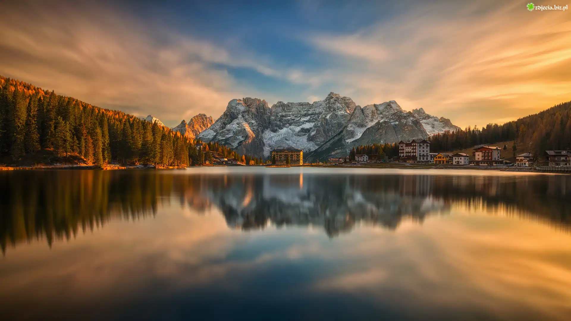 Dolomity, Jezioro Misurina, Grand Hotel Misurina, Domy, Cortina dAmpezzo, Region Cadore, Włochy