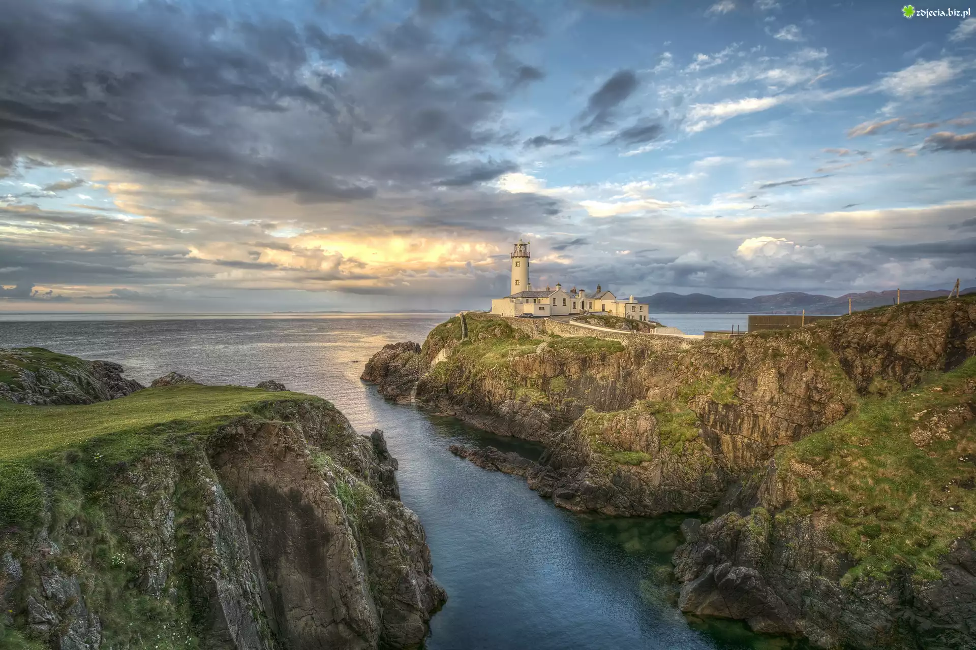 Morze, Latarnia morska, Fanad Head Lighthouse, Irlandia, Atrakcja, Turystyczna, Skały, Chmury