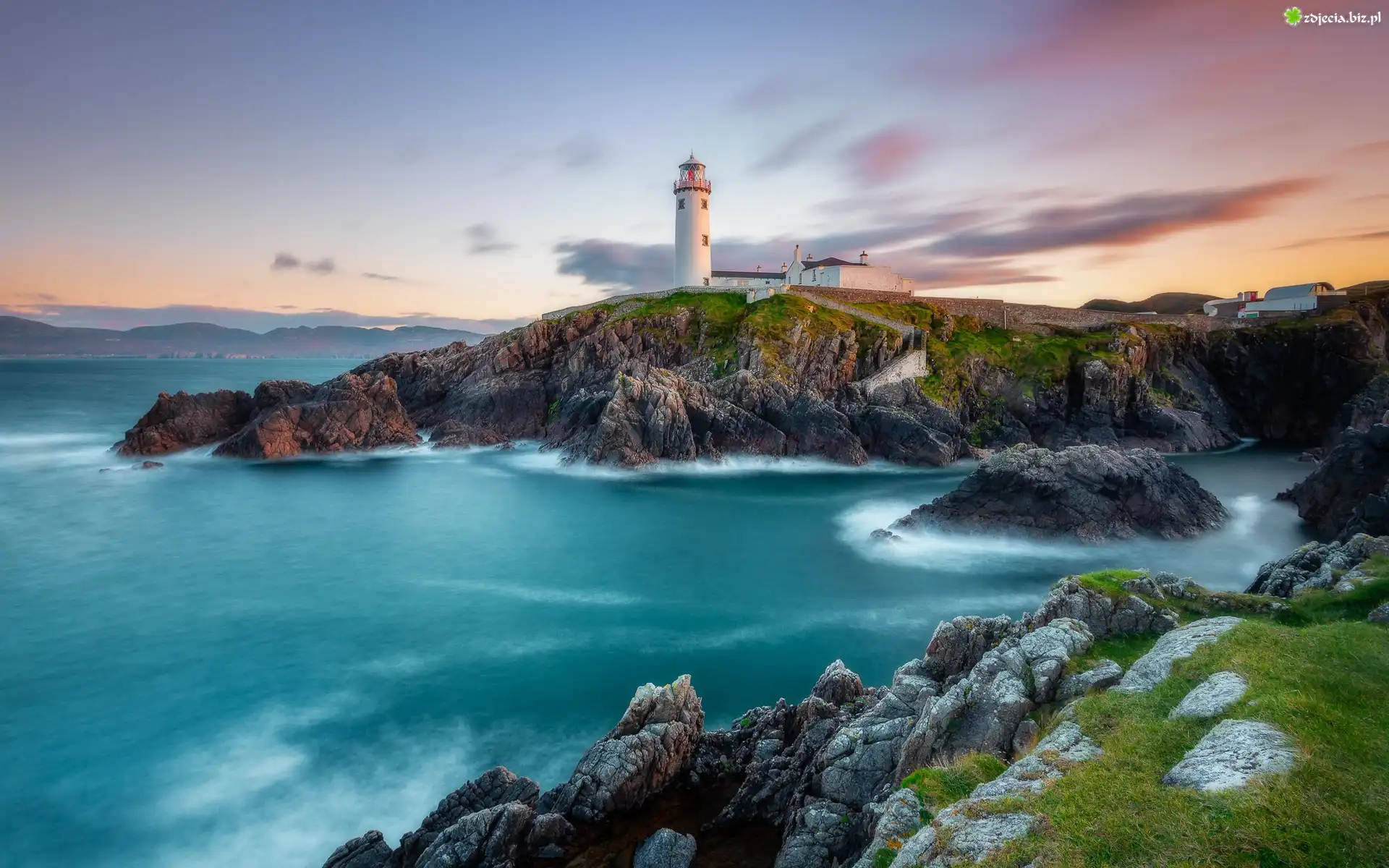Morze, Latarnia morska, Fanad Head Lighthouse, Skały, Wschód słońca, Chmury, Portsalon, Irlandia Północna
