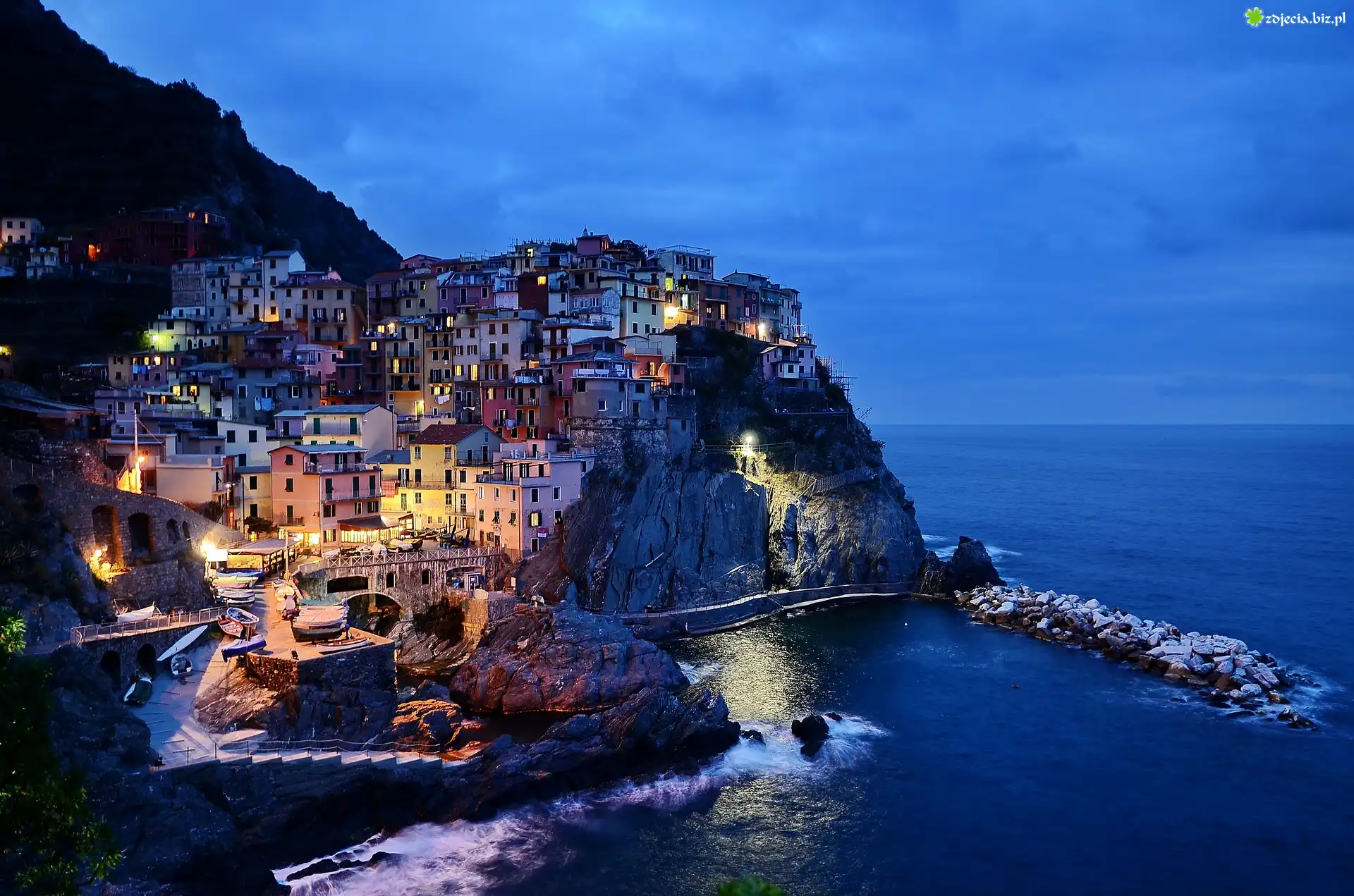 Włochy, Park Narodowy Cinque Terre, Zdjęcie miejscowości Manarola, Skały, Morze