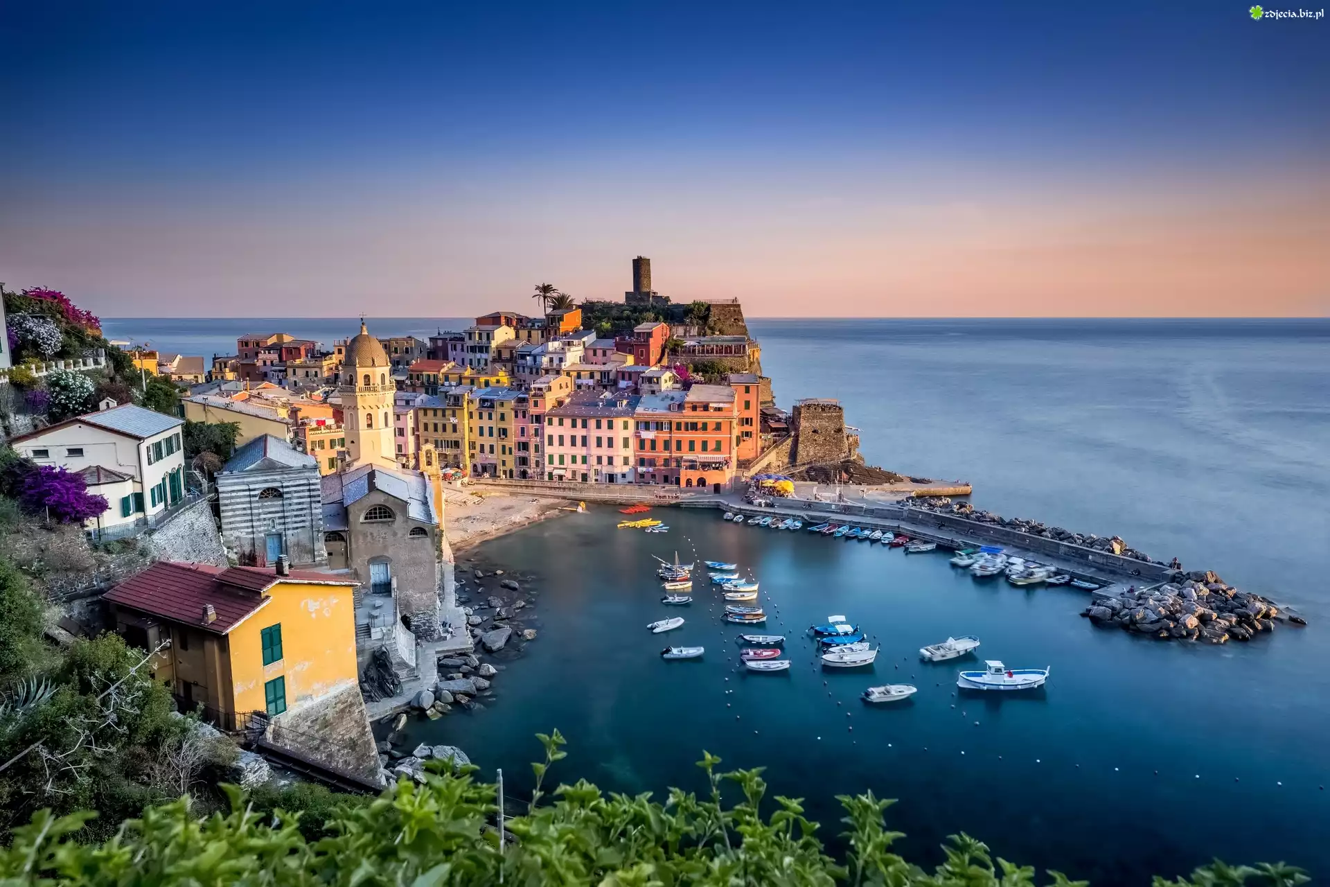 Vernazza, Morze, Domy, Łódki, Cinque Terre, Liguria, Włochy