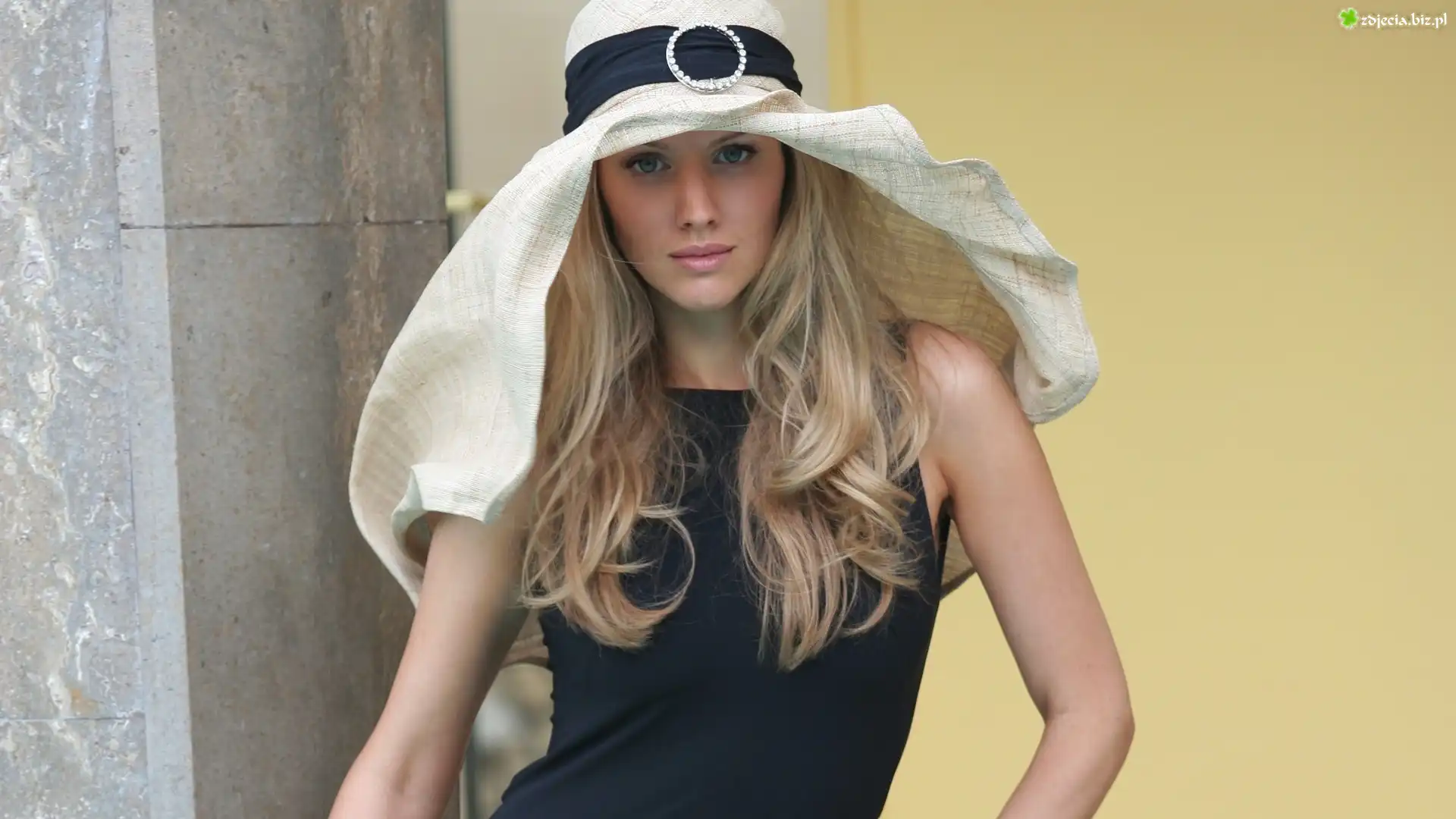 Tiffany Mulheron, Kapelusz