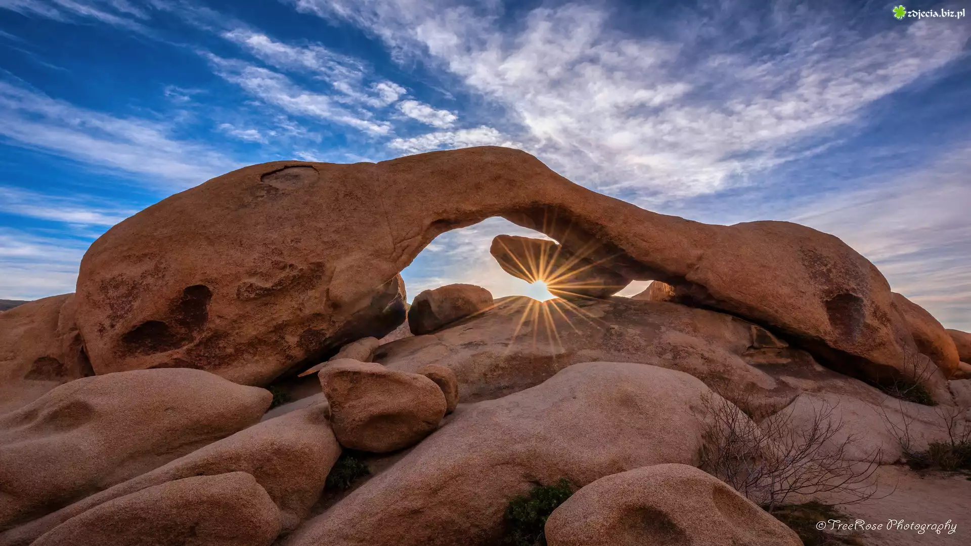 Skały, Formacja Arch Rock, Niebo, Promienie słońca, Park Narodowy Joshua Tree, Kalifornia, Stany Zjednoczone