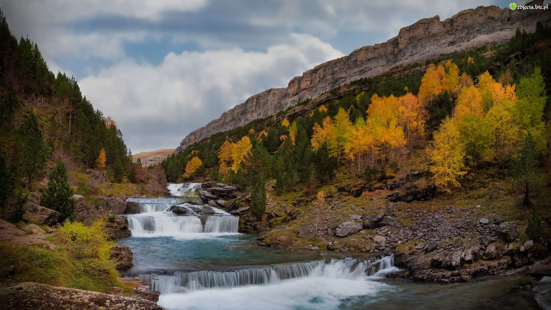 Kaskada, Drzewa, Rzeka, Arazas Rio, Dolina Ordesy, Park Narodowy Ordesa y Monte Perdido, Hiszpania