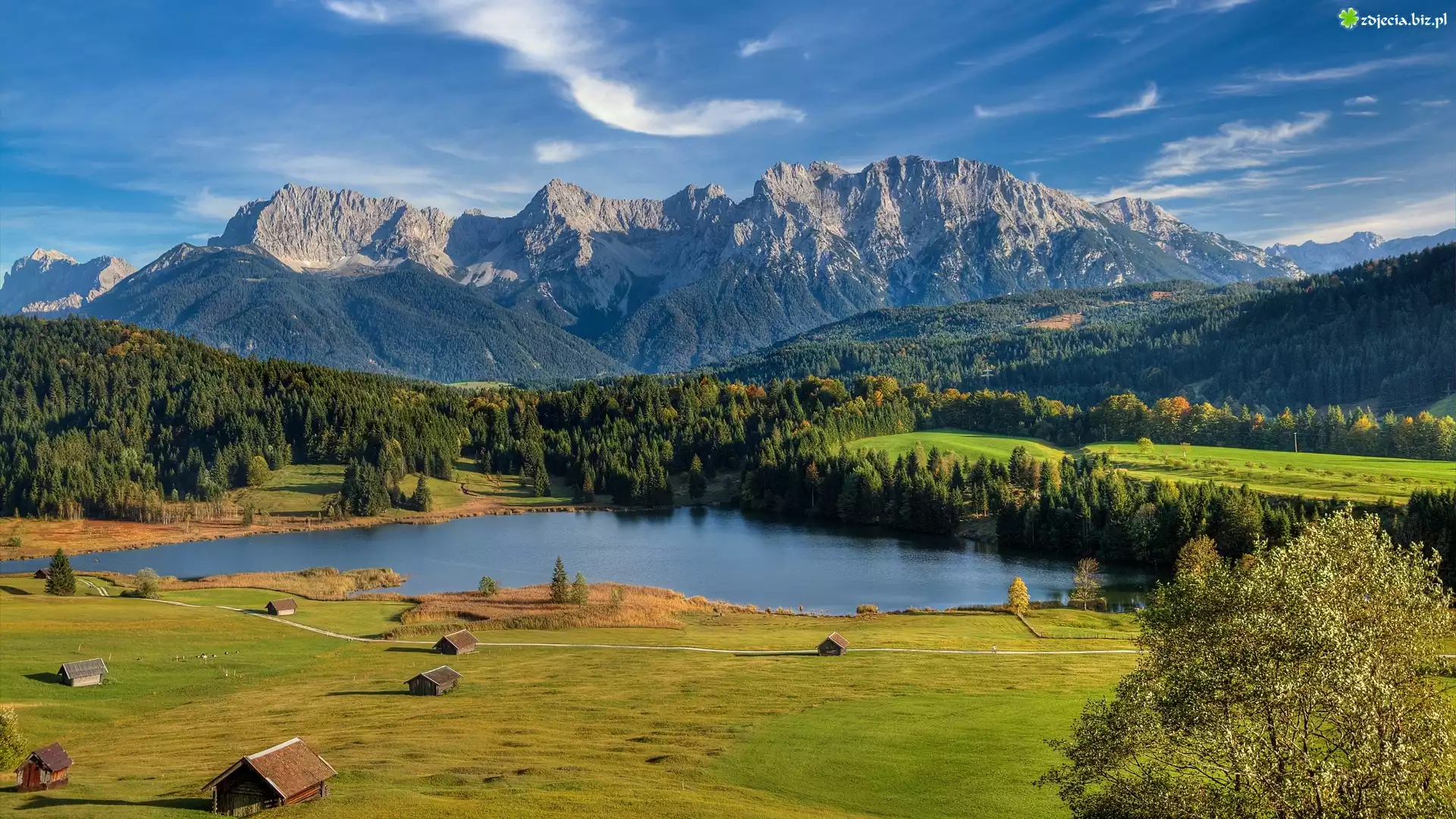 Jezioro Geroldsee, Góry Alpy, Miejscowość Krun, Domki, Lasy, Bawaria, Niemcy