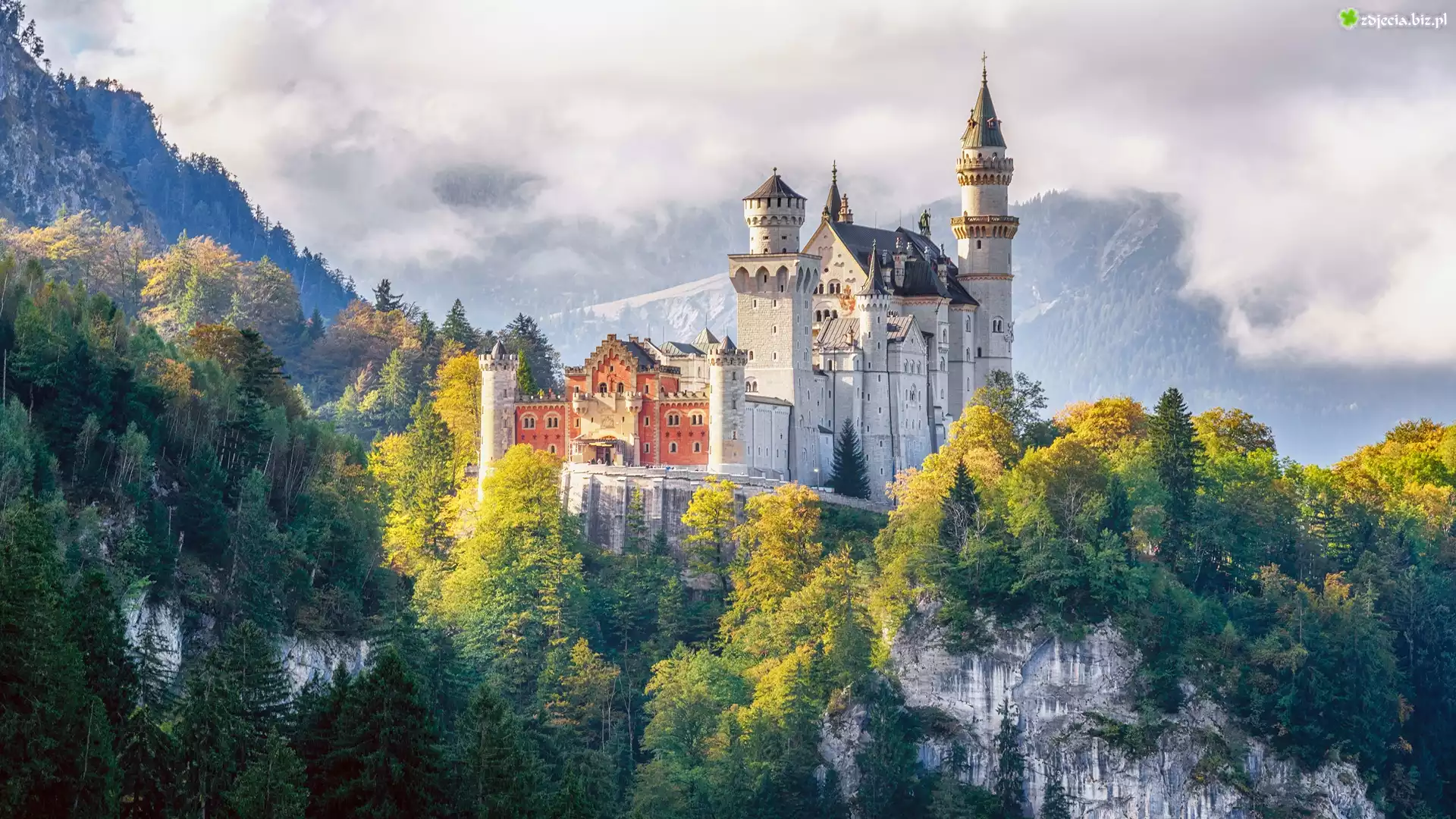 Niemcy, Bawaria, Gmina Schwangau, Region Allgäu, Zamek Neuschwanstein, Góry Alpy, Drzewa, Mgła