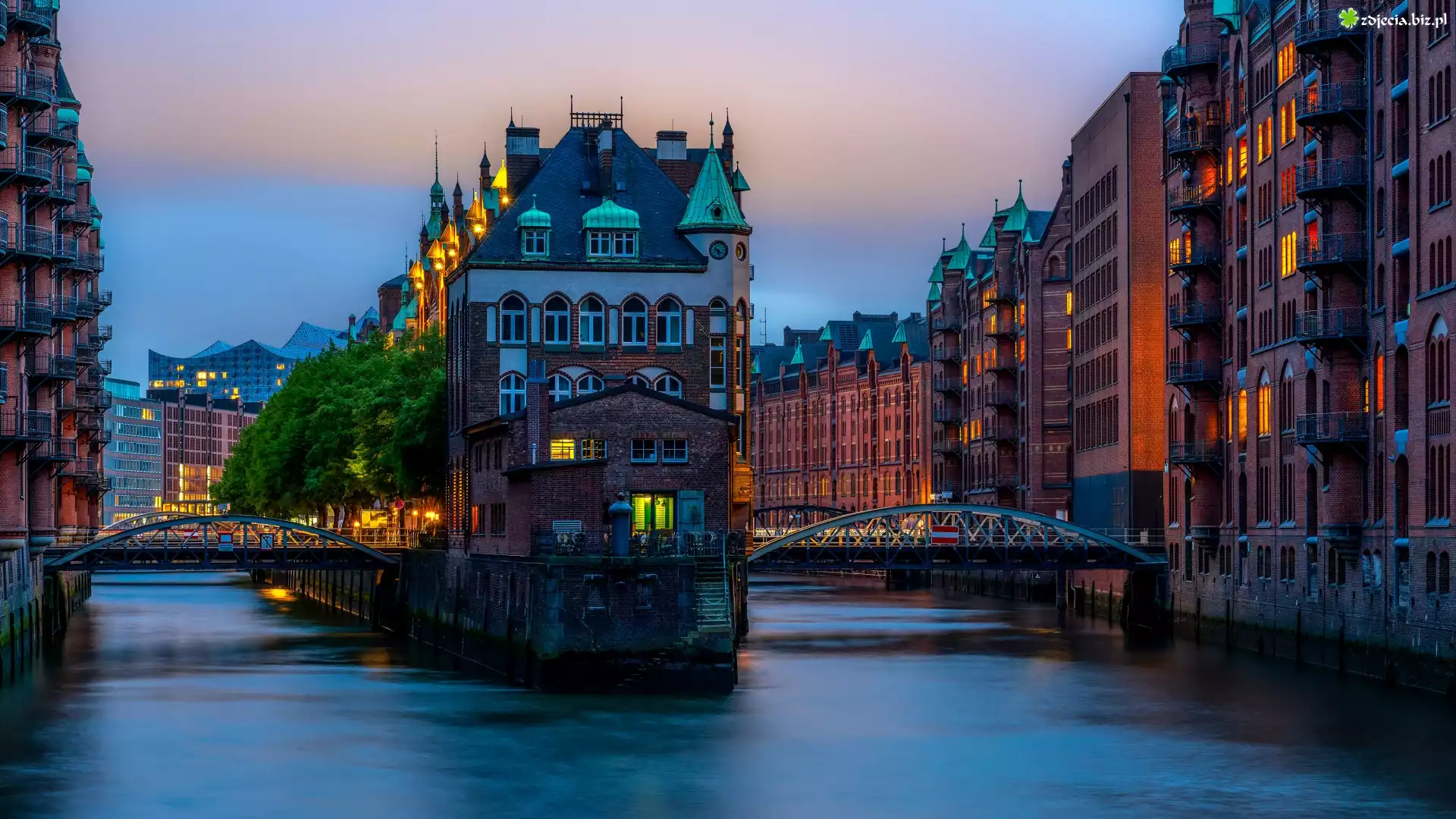 Niemcy, Hamburg, Speicherstadt, Budynki, Kanały, Mosty, Światła, Drzewa, Zmierzch