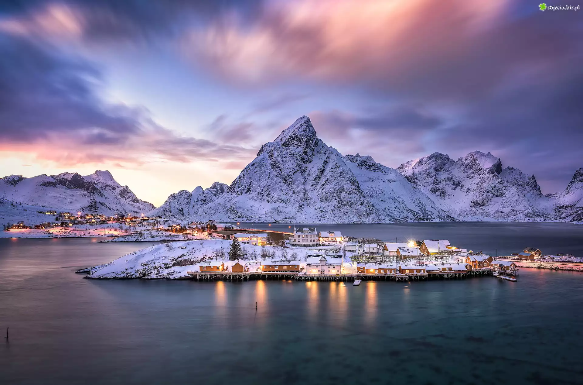 Norwegia, Lofoty, Wieś Reine, Zima, Góry