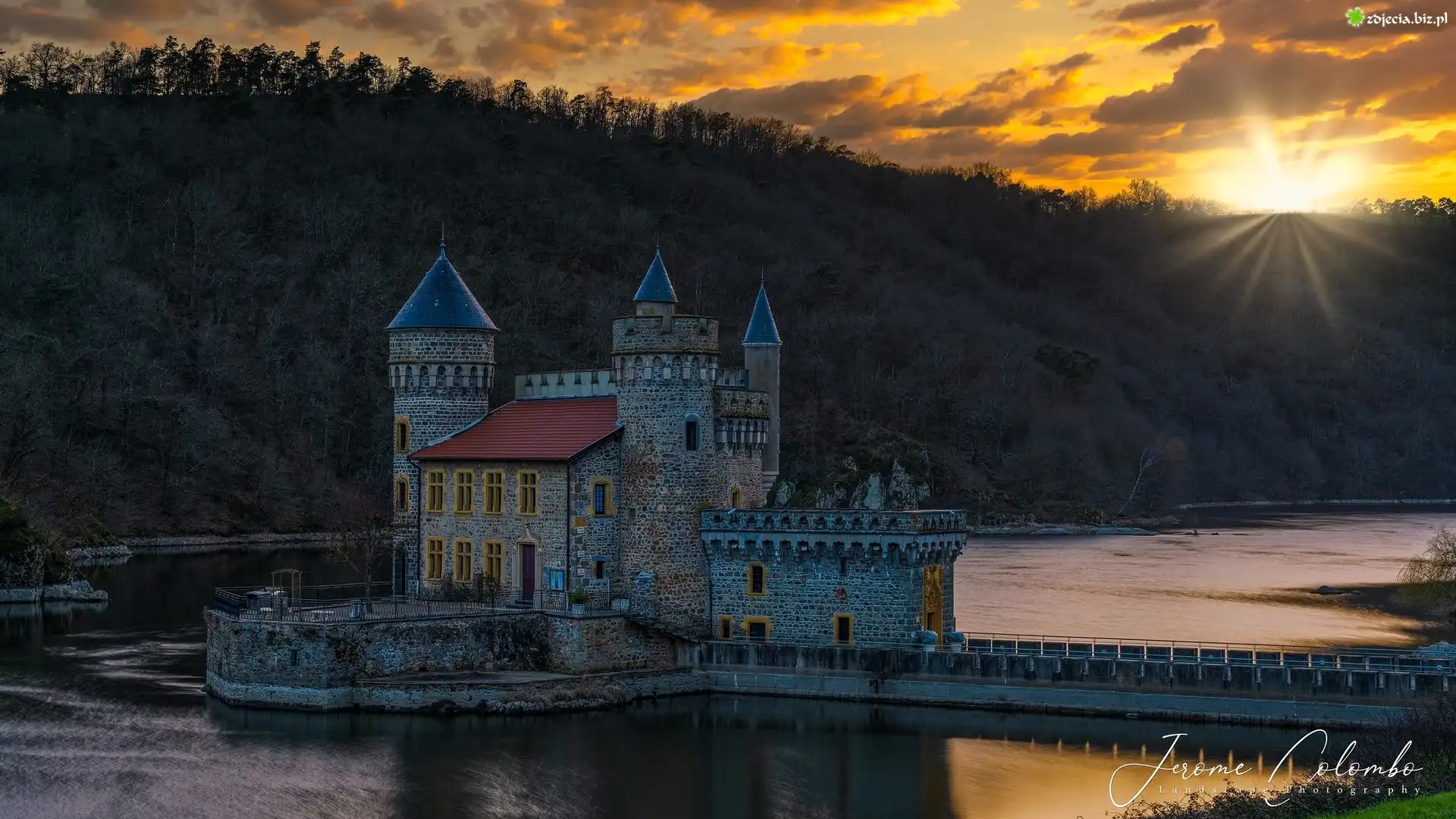 Francja, Region Owernia-Rodan-Alpy, Zamek La Roche, Zachód słońca, Jezioro