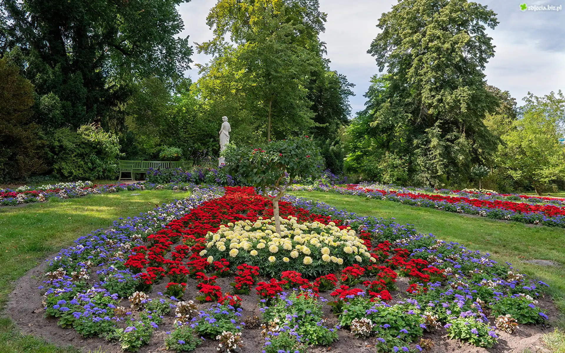 Park, Kwiaty, Drzewa, Rabaty, Posąg, Ławki