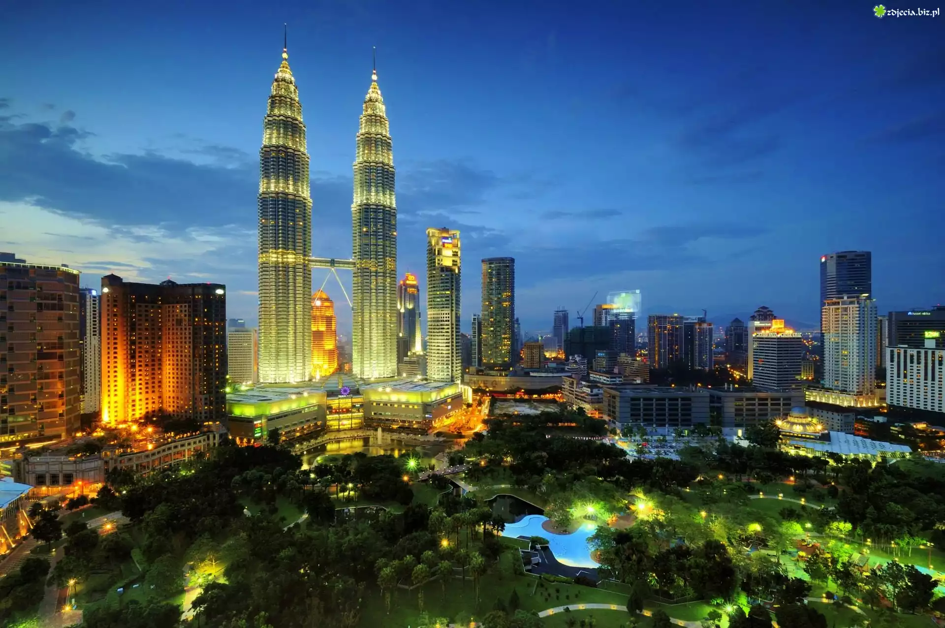 Malezja, Kuala Lumpur, Petronas Towers, Oświetlenie, Wieczór, Park