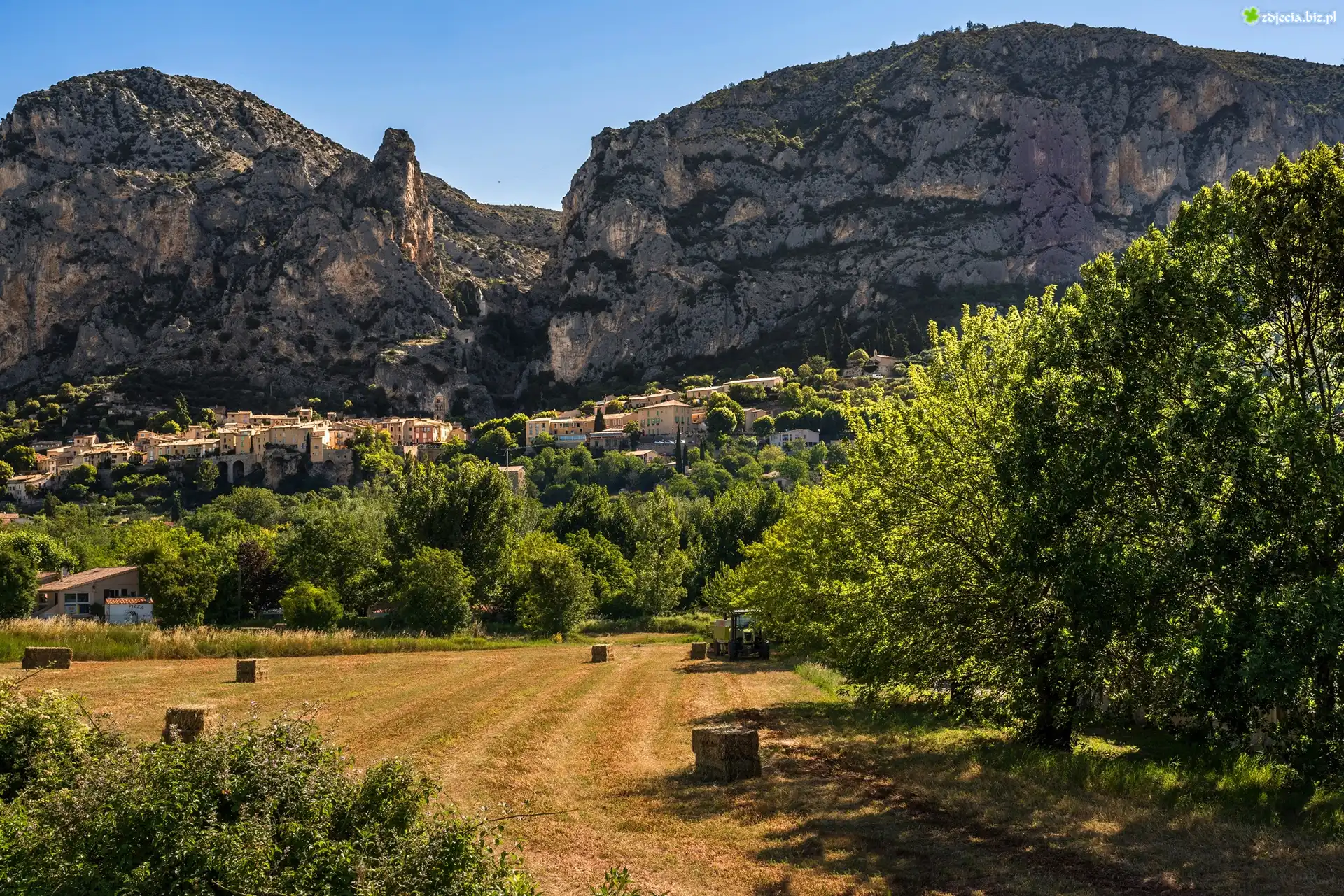 Francja, Moustiers-Sainte-Marie, Góry, Alpy, Dolina, Ciągnik, Pole