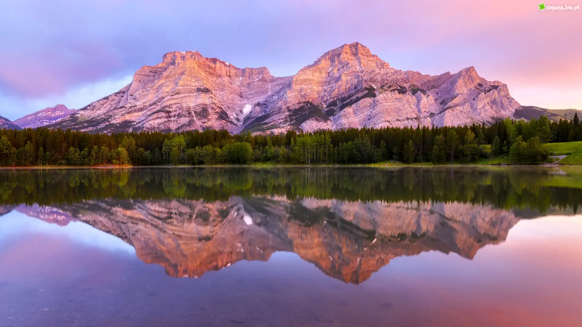 Góry Canadian Rockies, Jezioro Wedge Pond, Drzewa, Odbicie, Park Kananaskis, Alberta, Kanada