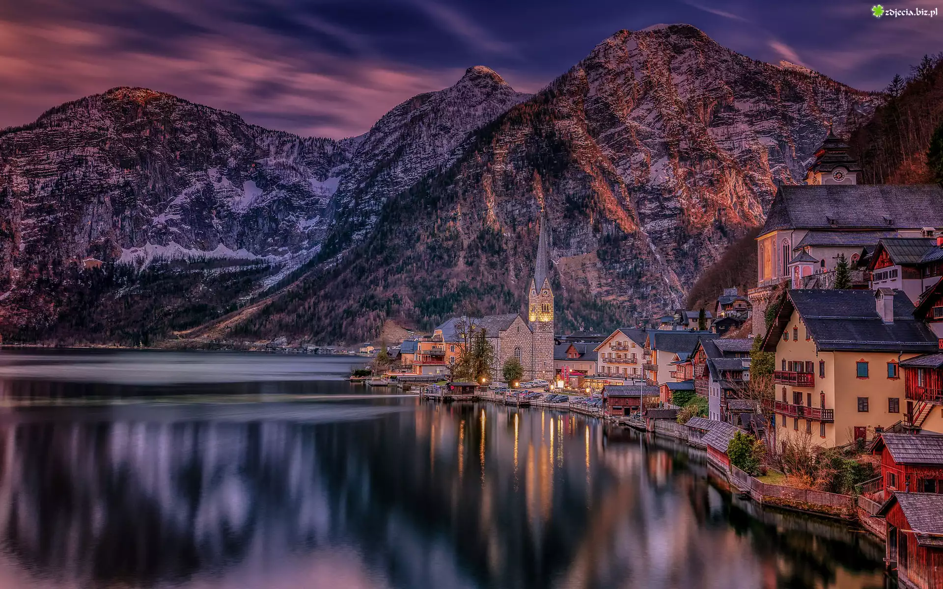 Austria, Hallstatt, Góry, Alpy Salzburskie, Jezioro Hallstattersee, Domy, Kościół, Poranek