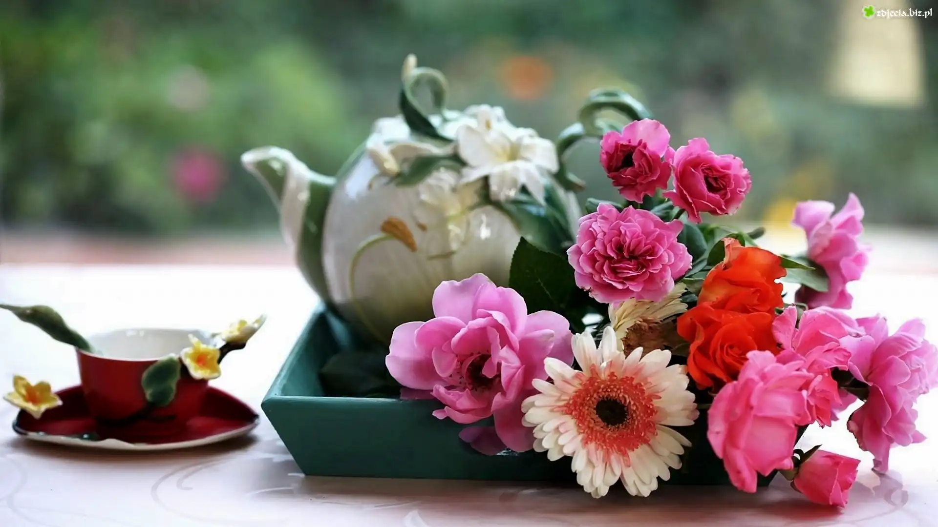 Gerbera, Róże, Porcelana