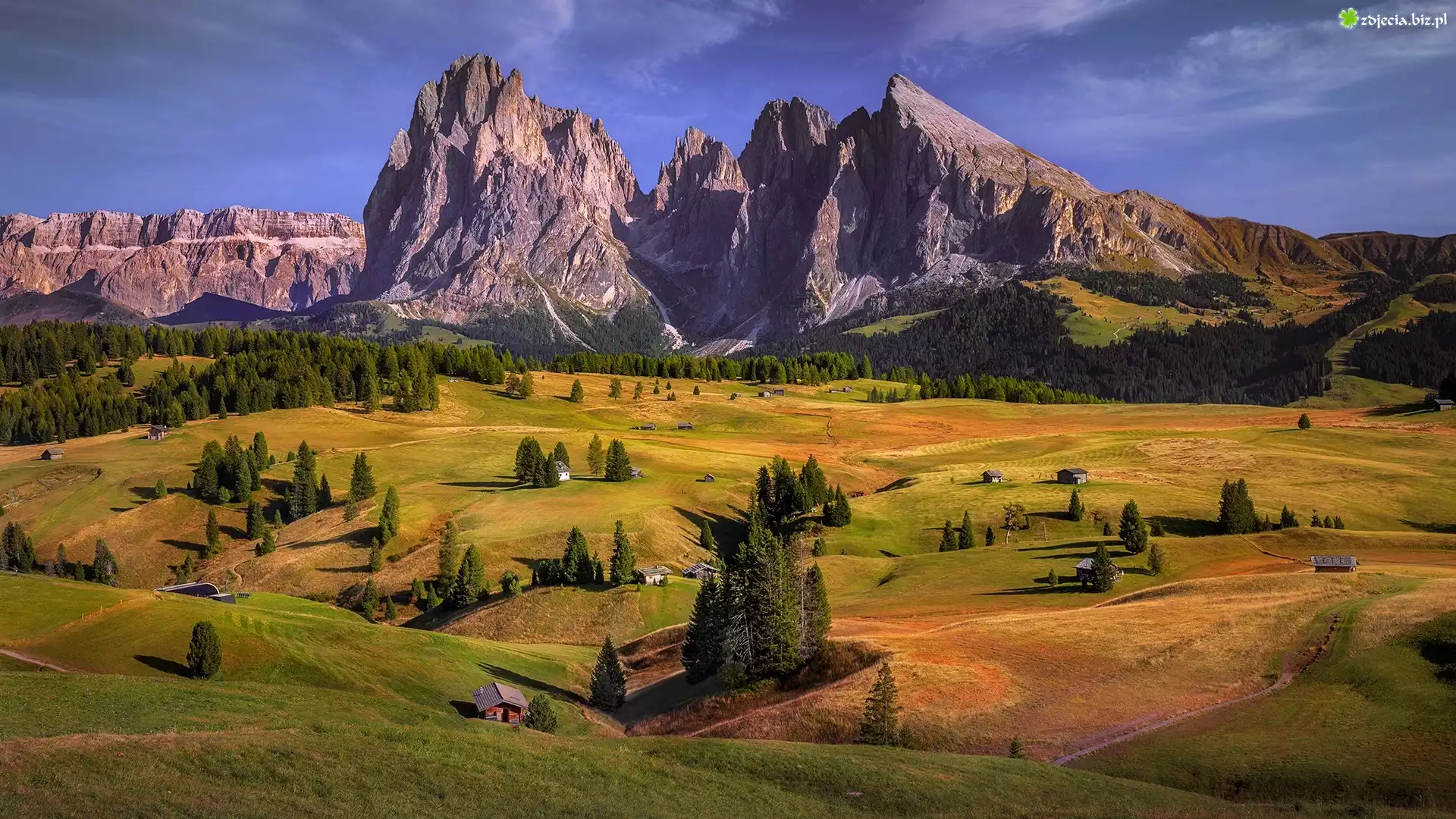 Dolomity, Góry, Sassolungo, Drewniane, Domy, Drzewa, Chmury, Płaskowyż, Seiser Alm, Dolina, Val Gardena, Włochy