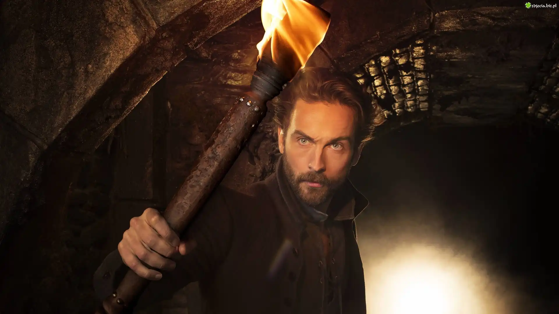 Serial, Jeździec bez głowy, Sleepy Hollow, Postać Ichabod Crane, Aktor Tom Mison, Pochodnia