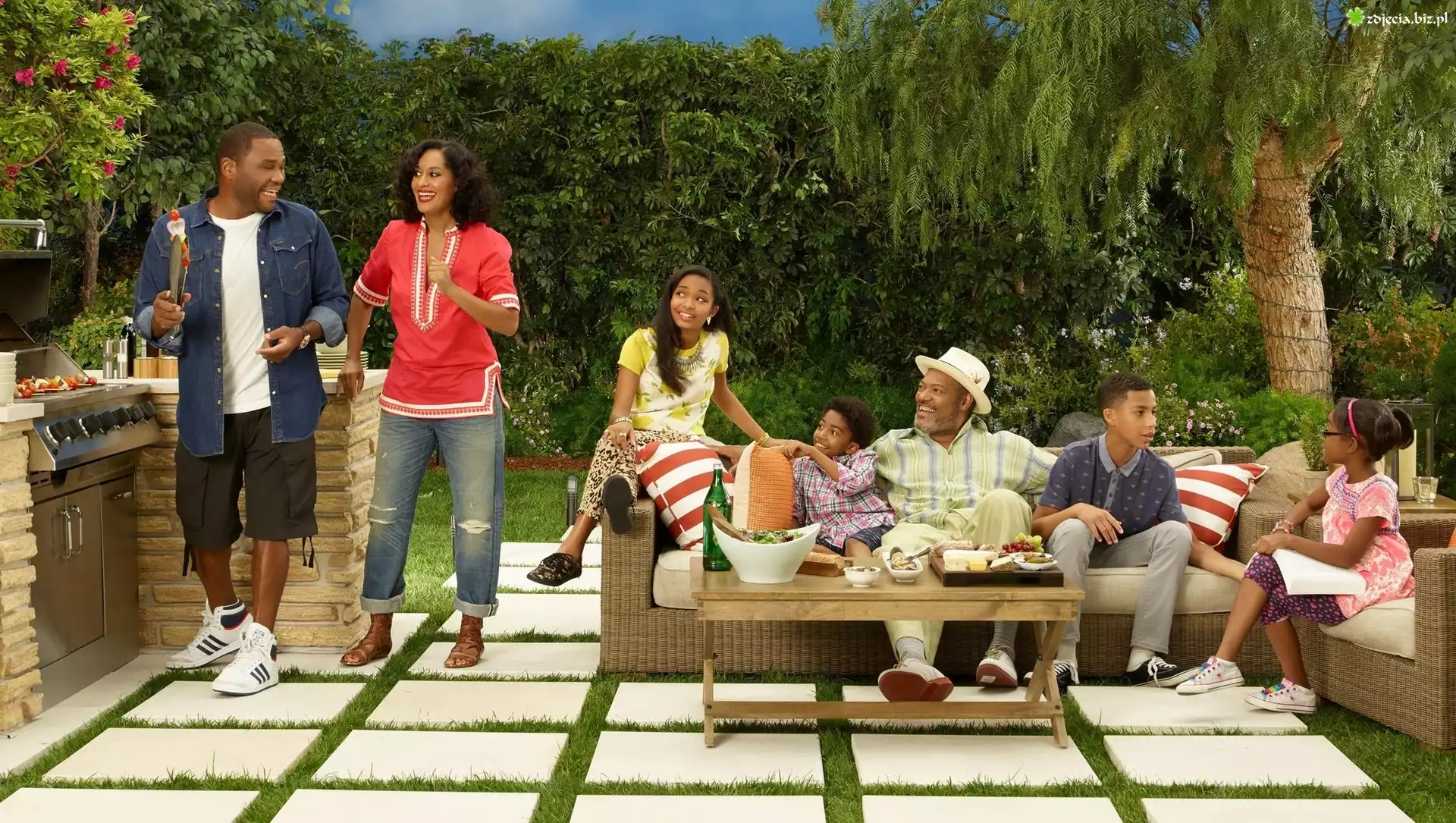 Serial, Czarno to widzÄ™, Black-is, Anthony Anderson, Jenifer Lewis, Laurence Fishburne, Grill, Rodzinne, Spotkanie