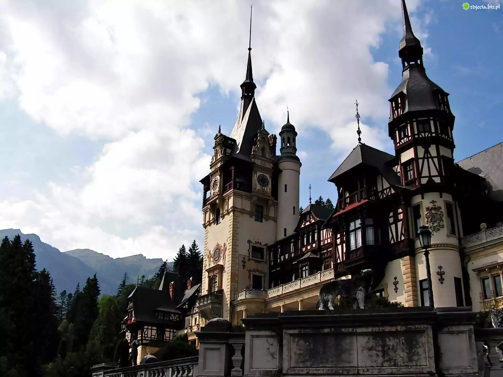 Sinaia, Pałac Peles, Góry, Las, Obłoki, Rumunia
