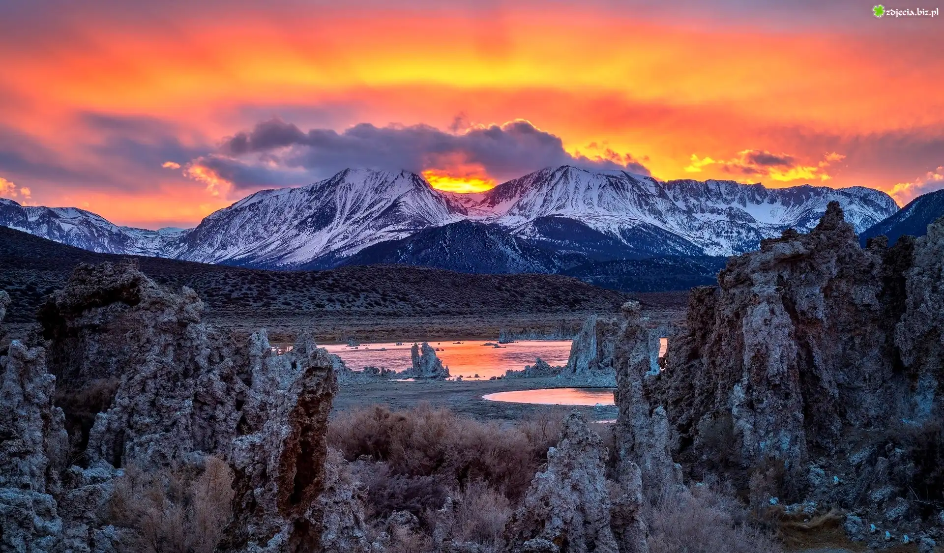 Stany Zjednoczone, Stan Kalifornia, Jezioro Mono Lake, Góry, Zachód Słońca