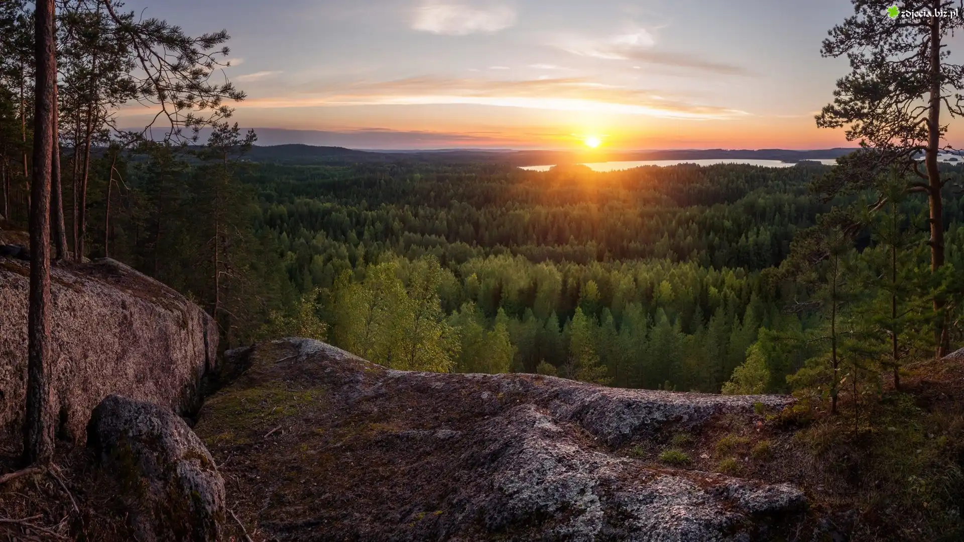 Finlandia, Gmina Laukaa, Hyyppaanvuori, Las, Jezioro, Skały, Zachód słońca