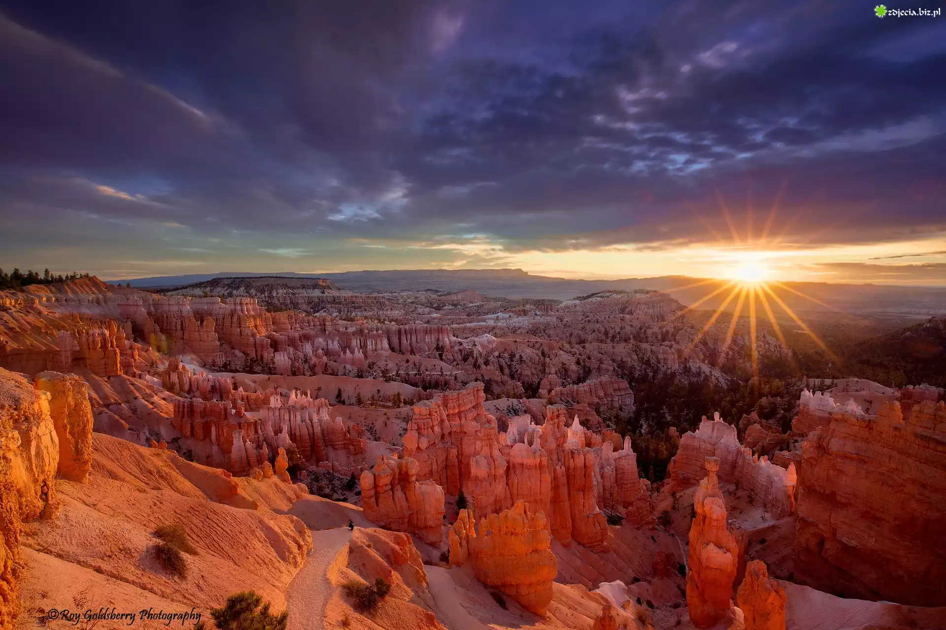 Stany Zjednoczone, Utah, Park Narodowy Bryce Canyon, Skały, Wschód słońca, Promienie, Chmury