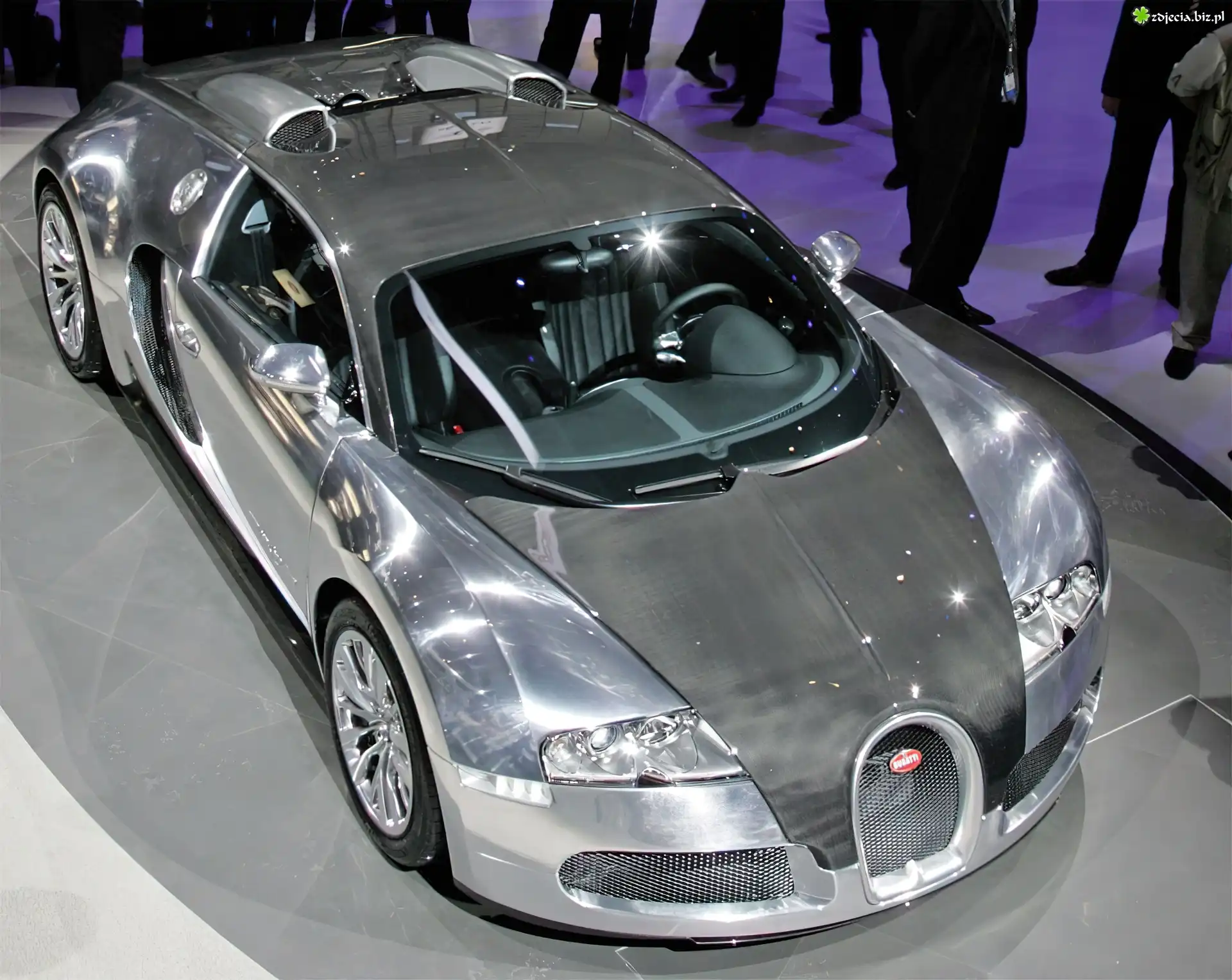Srebrne, Bugatti Veyron, Wystawa