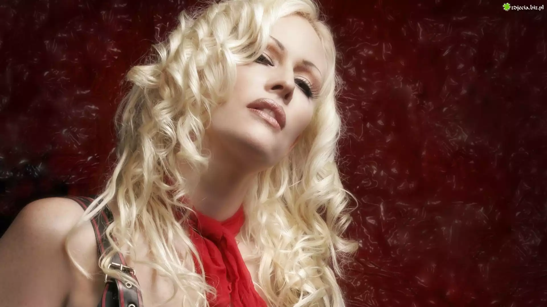 Urocza, Blondynka, Wokalistka, Genitorturers
