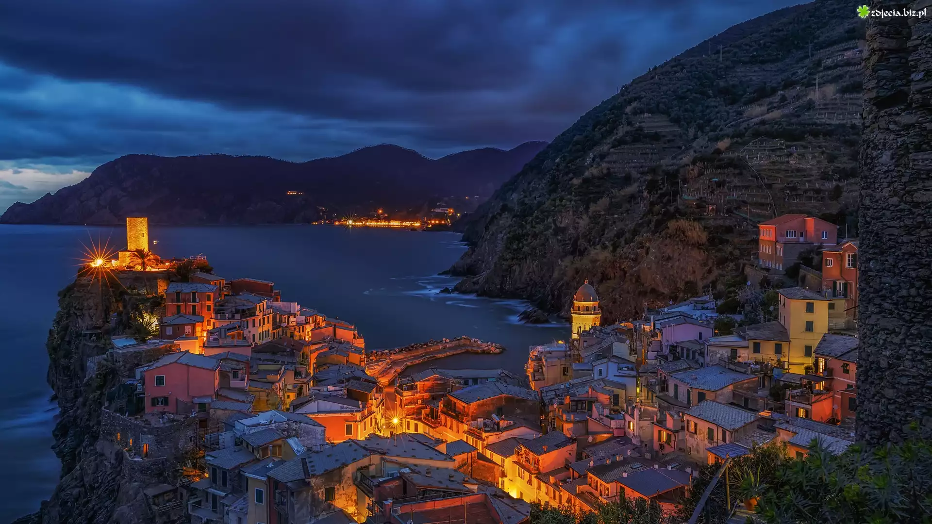 Włochy, Vernazza, Riviera Liguryjska, Oświetlone, Domy, Morze, Góry