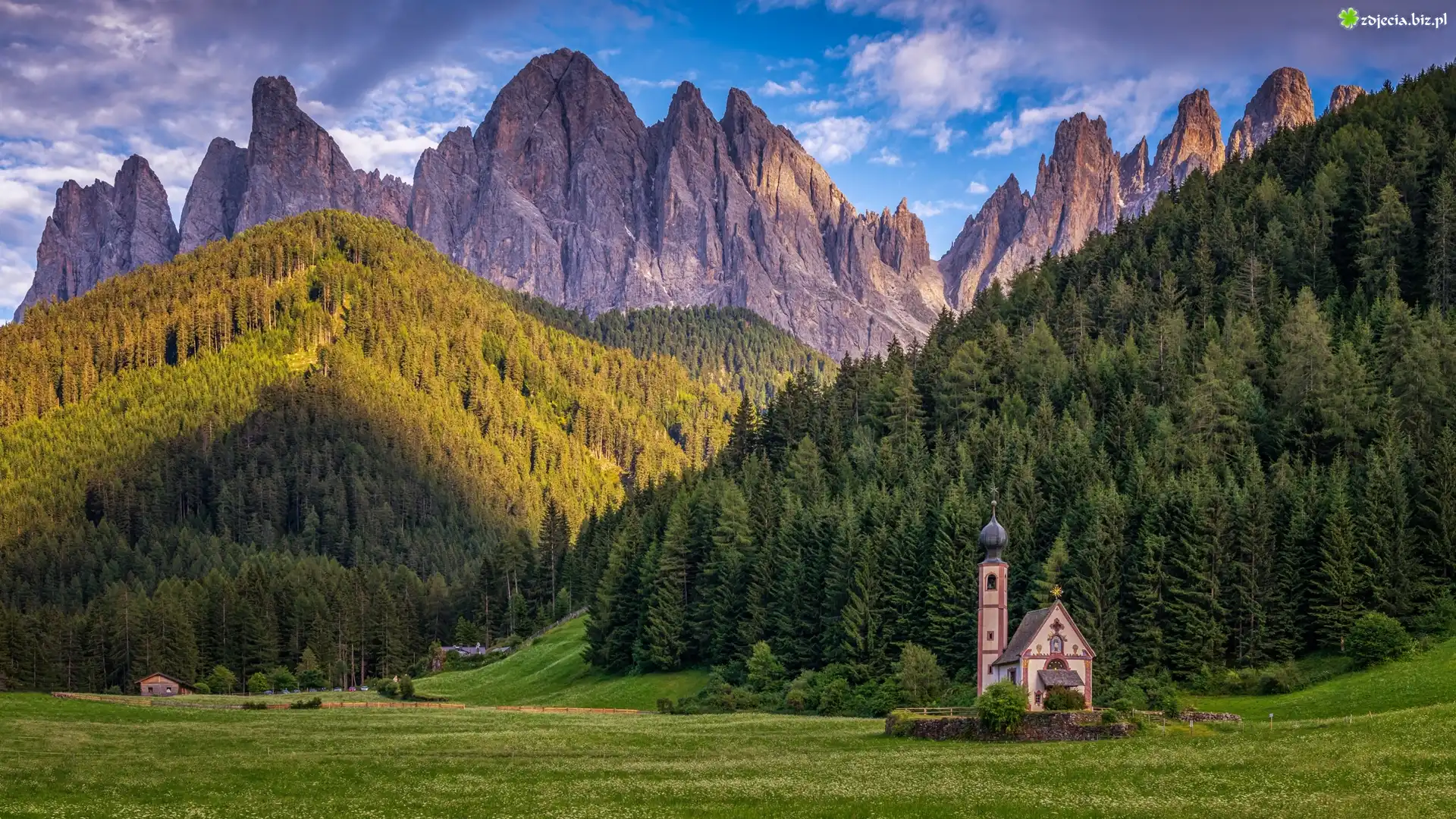 Włochy, Dolina Val di Funes, Góry, Dolomity, Masyw Odle, Kościół św. Jana, Chmury