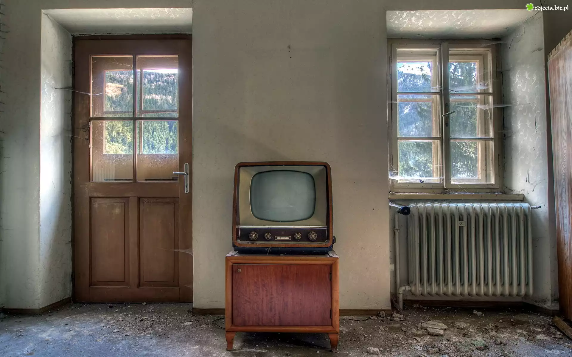Zaniedbane, Wnętrze, Telewizor, Drzwi, Okno