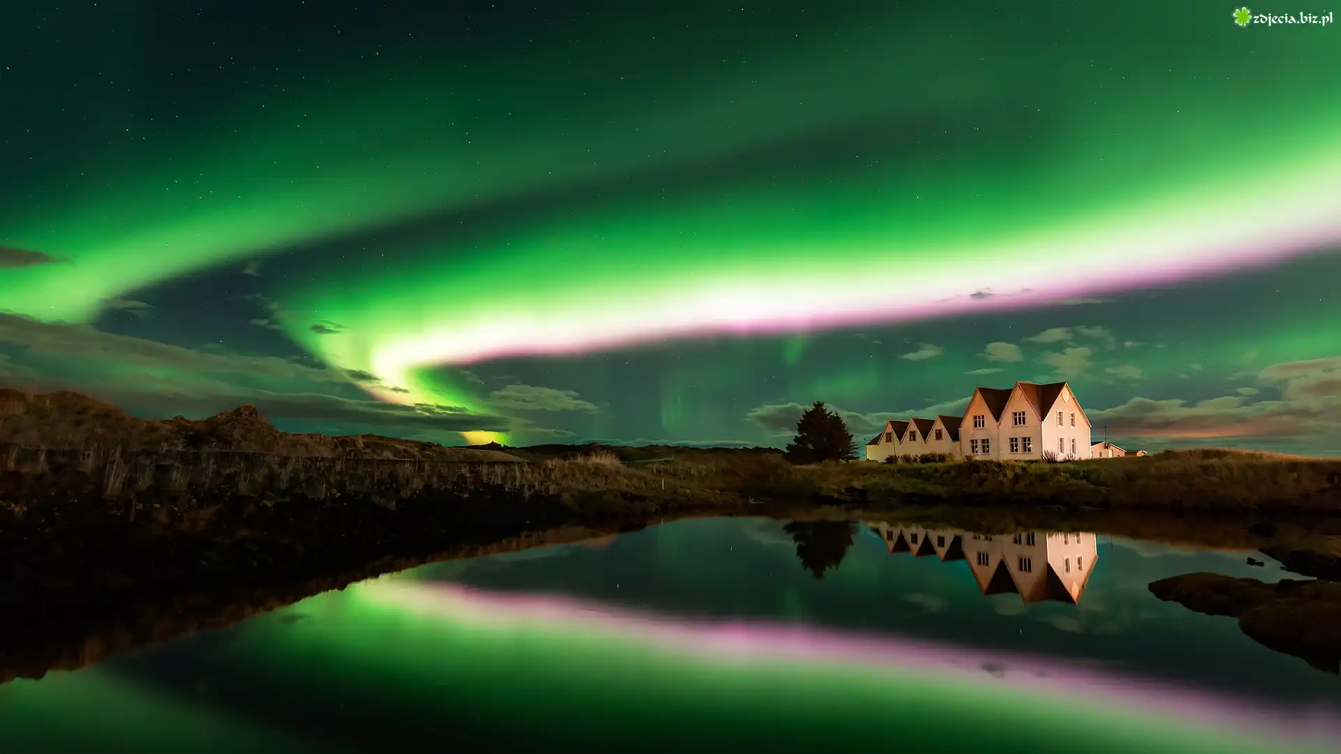 Zorza polarna, Domy, Woda, Odbicie, Straumur, Islandia