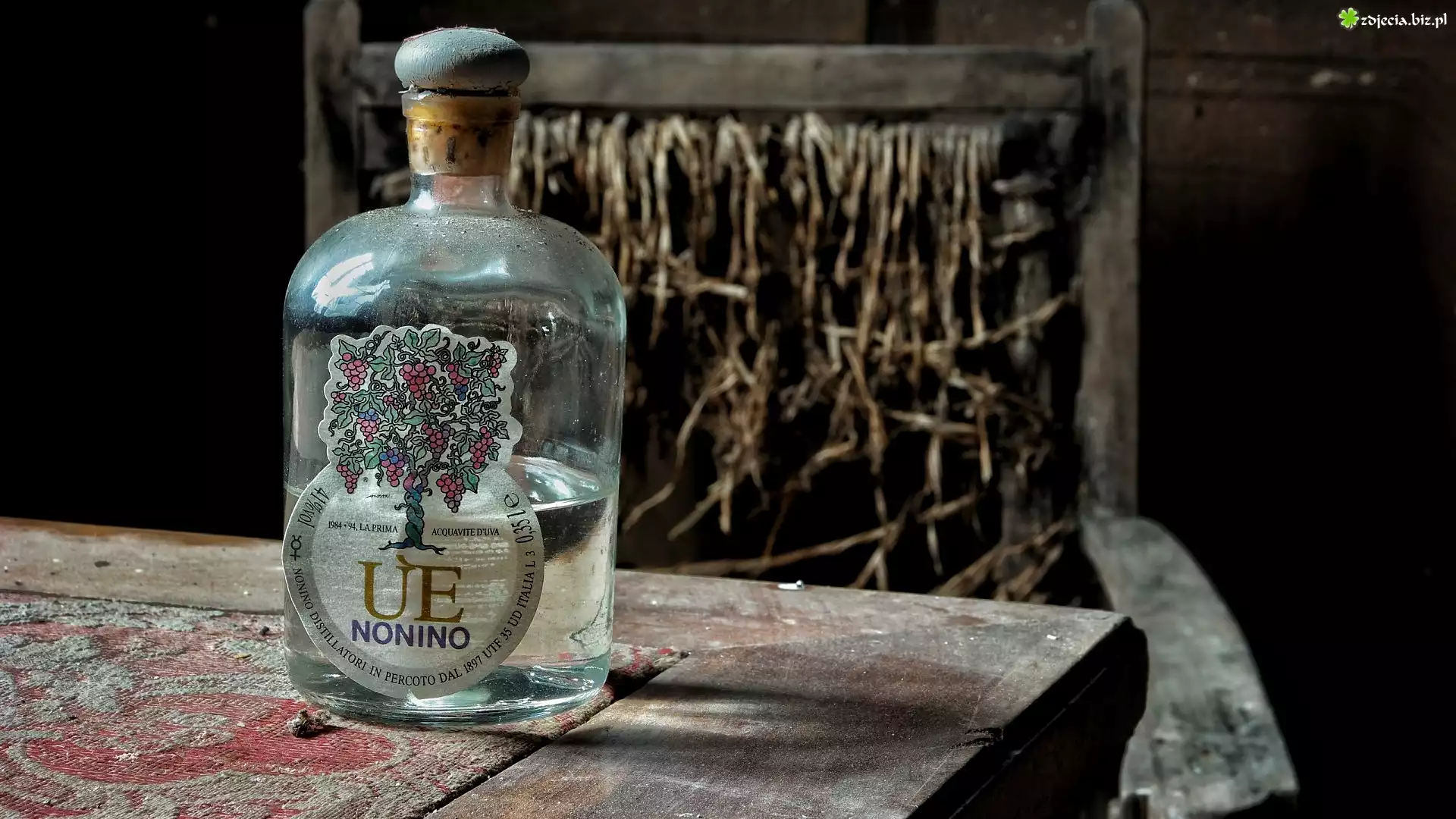 Wódka, Butelka, Zakurzona, Stary, Stół, Fotel