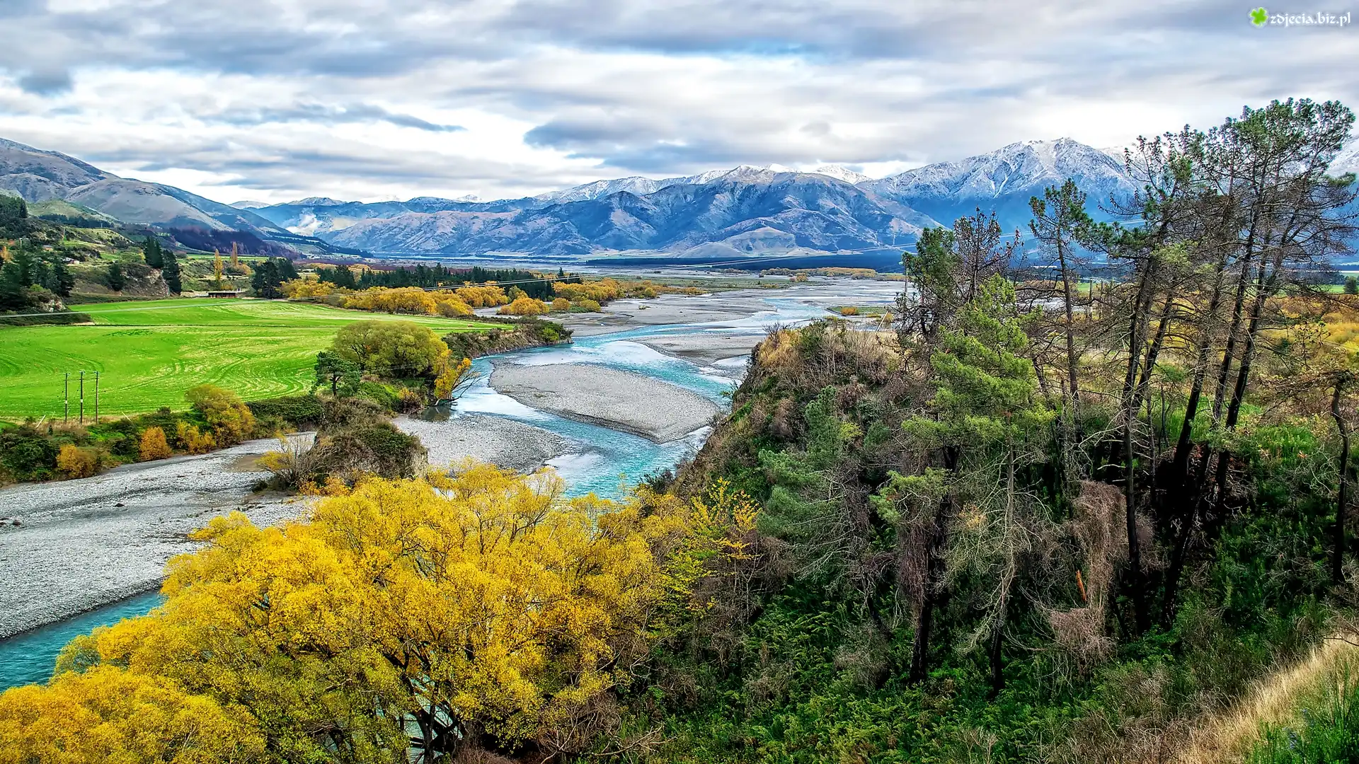 Rzeka Clarence River, Region Canterbury, Wyspa Południowa, Nowa Zelandia, Góry, Drzewa, Chmury
