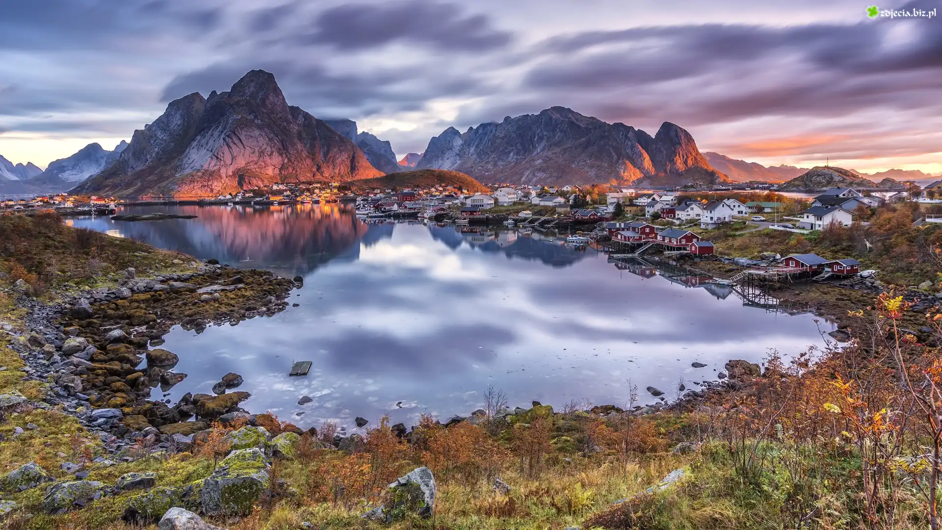 Norwegia, Lofoty, Wyspa Moskenesoya, Wioska Reine, Morze Norweskie, Kamienie, Domy, Góry