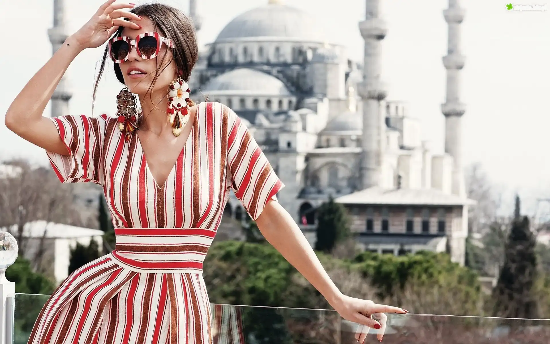 Kobieta, Yolanthe Sneijder, Brunetka, Okulary, Kolczyki, Sukienka