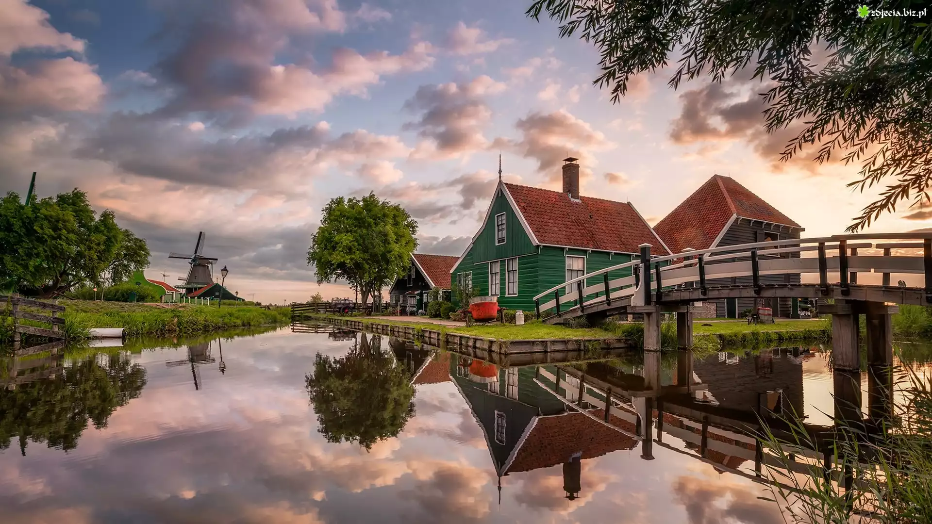 Holandia, Skansen Zaanse Schans, Miejscowość Zaandam, Kanał, Rzeka, Most, Wiatraki, Domy, Chmury