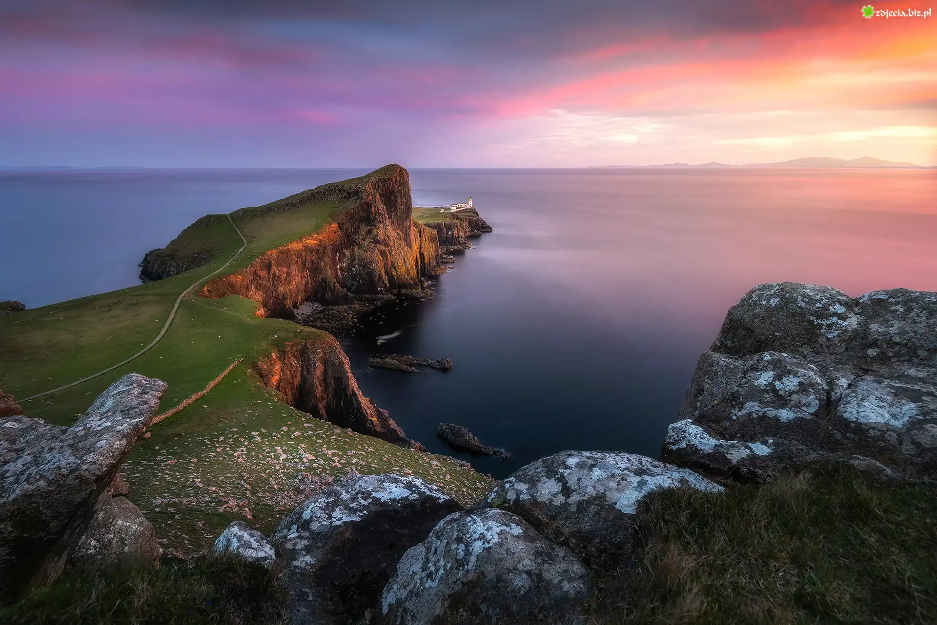 Zachód słońca, Morze Szkockie, Wybrzeże, Skały, Wyspa Skye, Półwysep Duirinish, Latarnia morska Neist Point Lighthouse, Szkocja