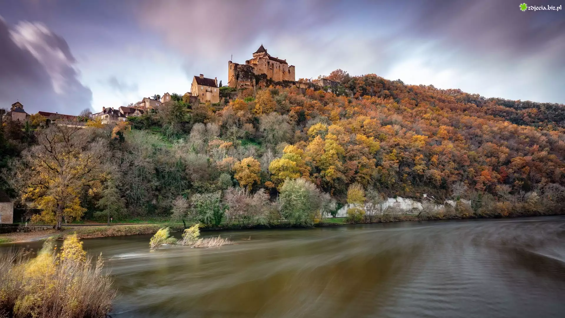 Francja, Castelnaud la Chapelle, Rzeka Dordogne, Twierdza, Zamek Castelnaud la Chapelle Castle, Wzgórze, Drzewa, Jesień