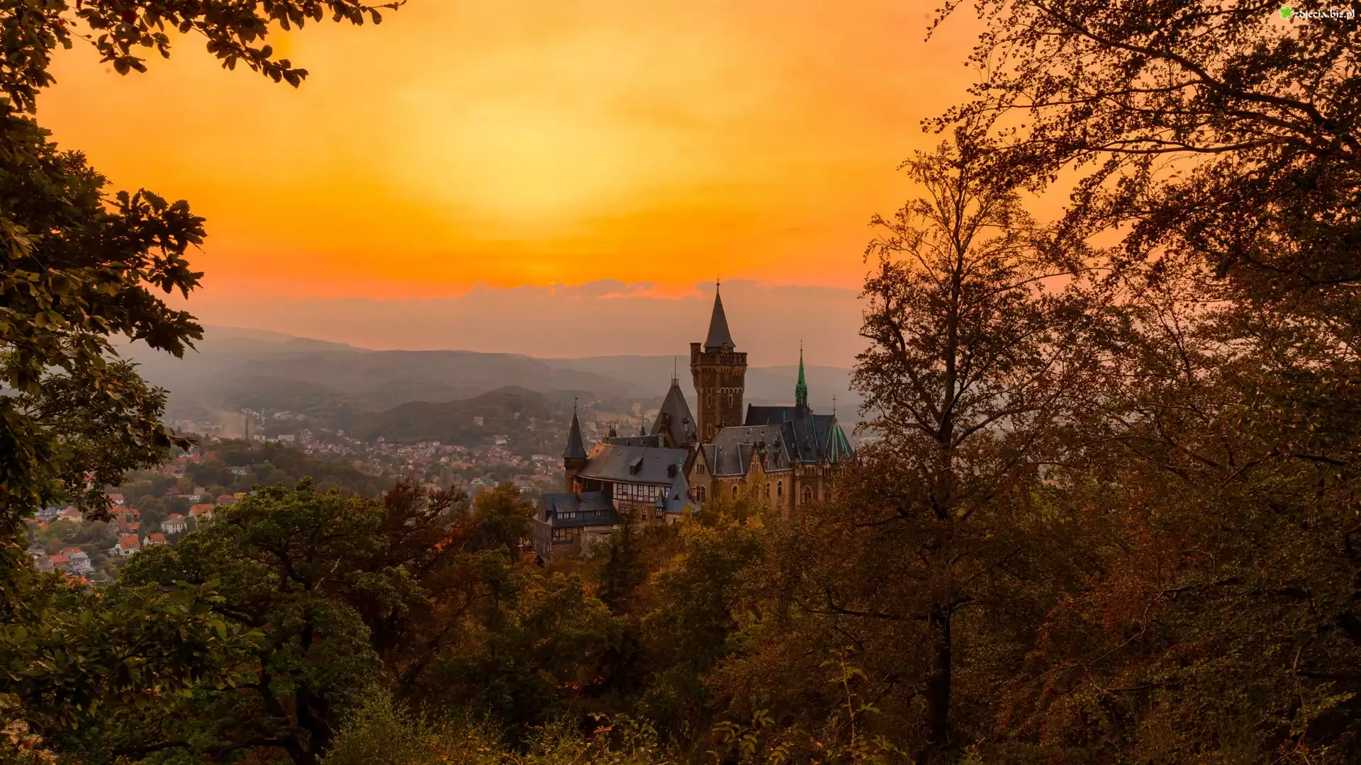 Niemcy, Saksonia-Anhalt, Miasto Wernigerode, Zamek Wernigerode Zachód słońca, Wzgórza, Las, Drzewa