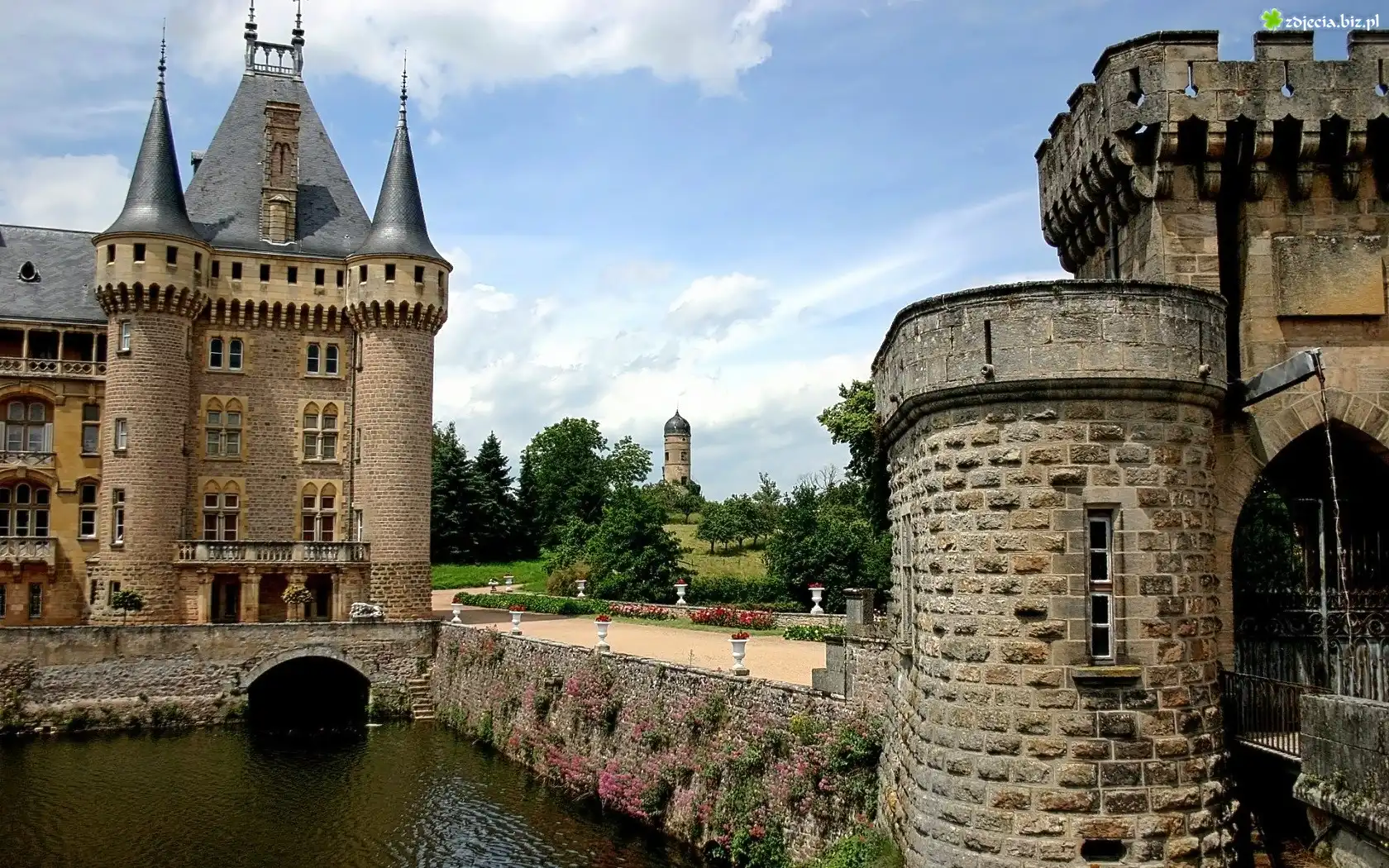 Zamek La Clayette, Chateau de la Clayette, Region Bourgogne, Francja
