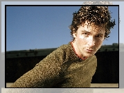 Christian Bale,brązowy sweterek