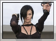 Charlize Theron,pistolet, broń