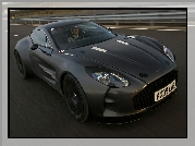 Czarny, Aston Martin One-77, Tor