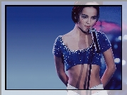 Alizee, niebieski top, mikrofon